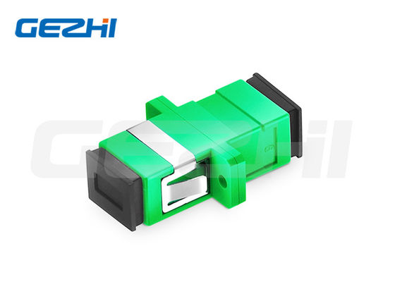 Adaptateur de fibre optique monomode SC/APC vers SC/APC avec montage à bride complète et manchon d'alignement en céramique pour une faible perte d'insertion ≤0.2dB