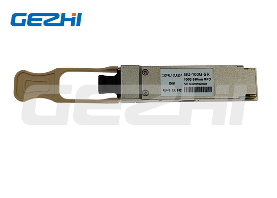 Le système est équipé d'un système d'émetteur-récepteur de fibre optique (QSFP-40G-SR4)